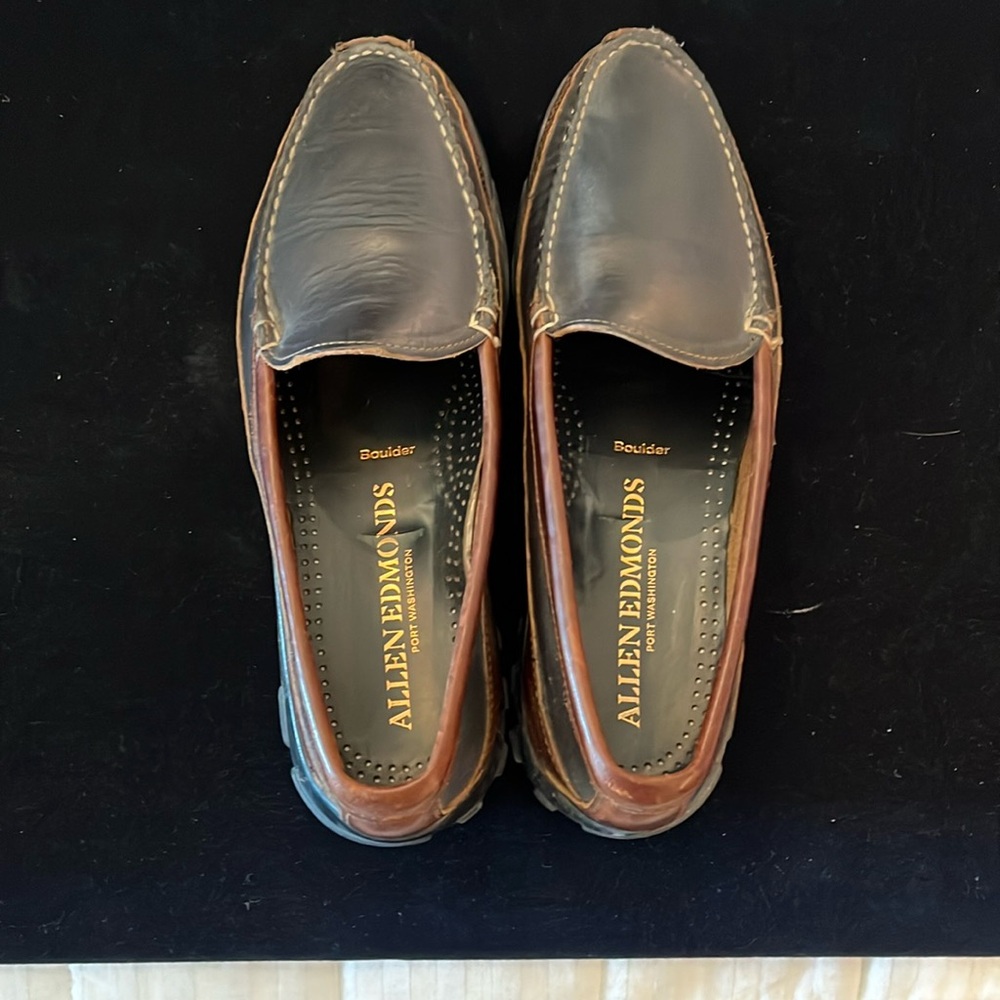 Allen Edmonds slip on loafer 8.5D wonderful condition navy blue dk. Brown trim